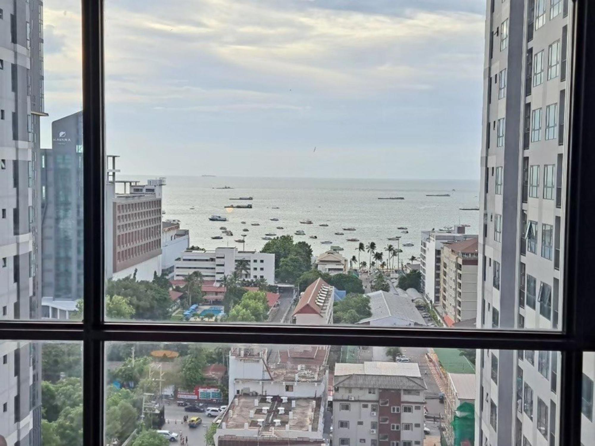 The Base Central Pattaya By Mickey Esterno foto