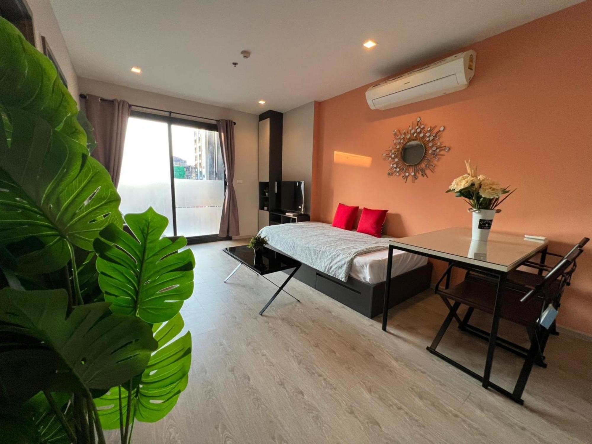 The Base Central Pattaya By Mickey Esterno foto