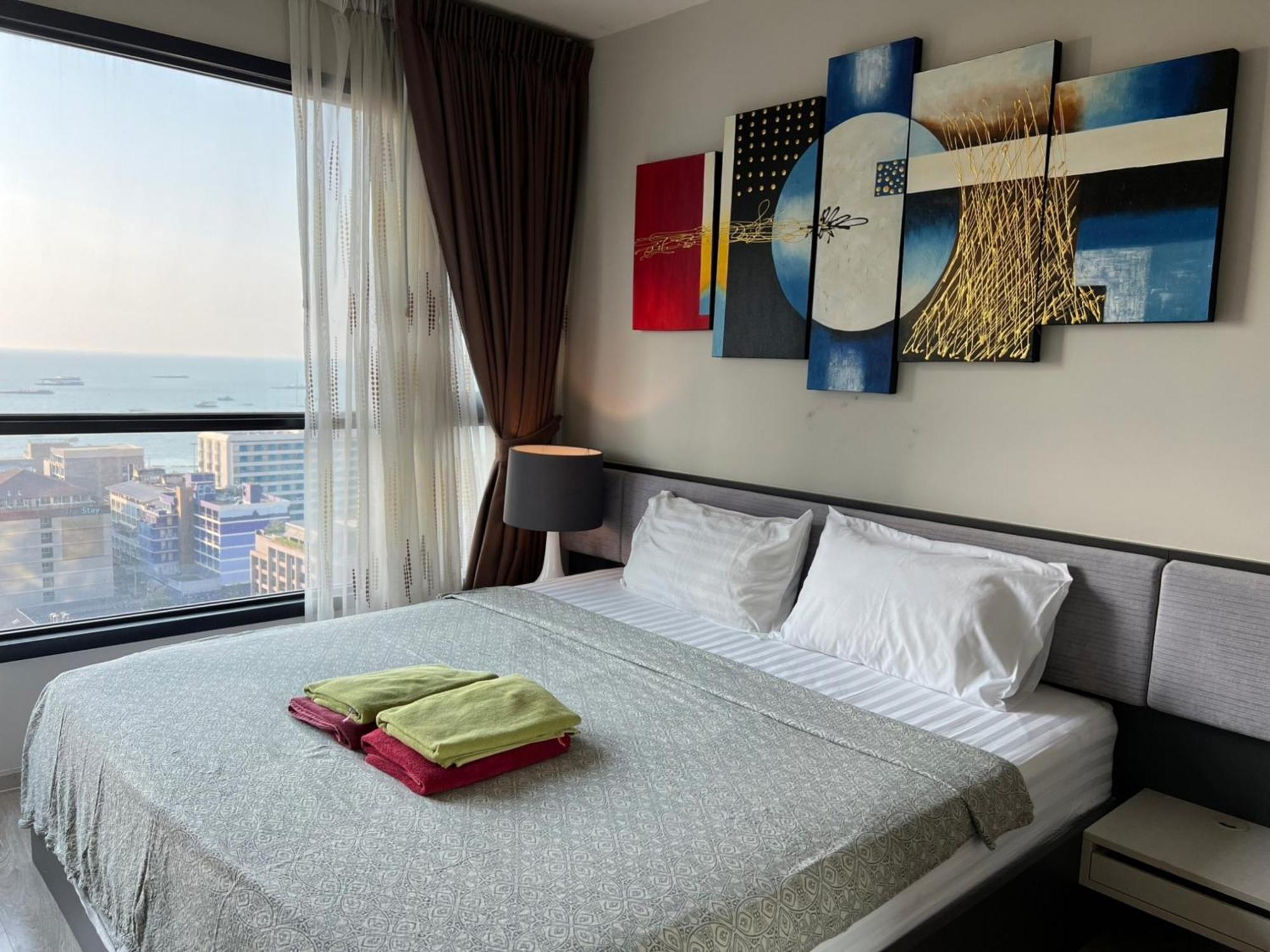 The Base Central Pattaya By Mickey Esterno foto