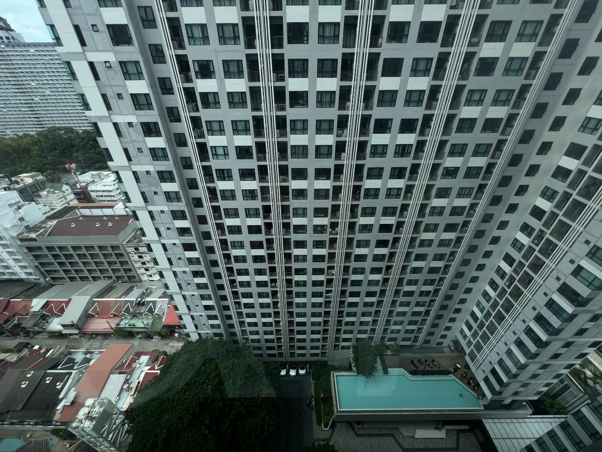 The Base Central Pattaya By Mickey Esterno foto