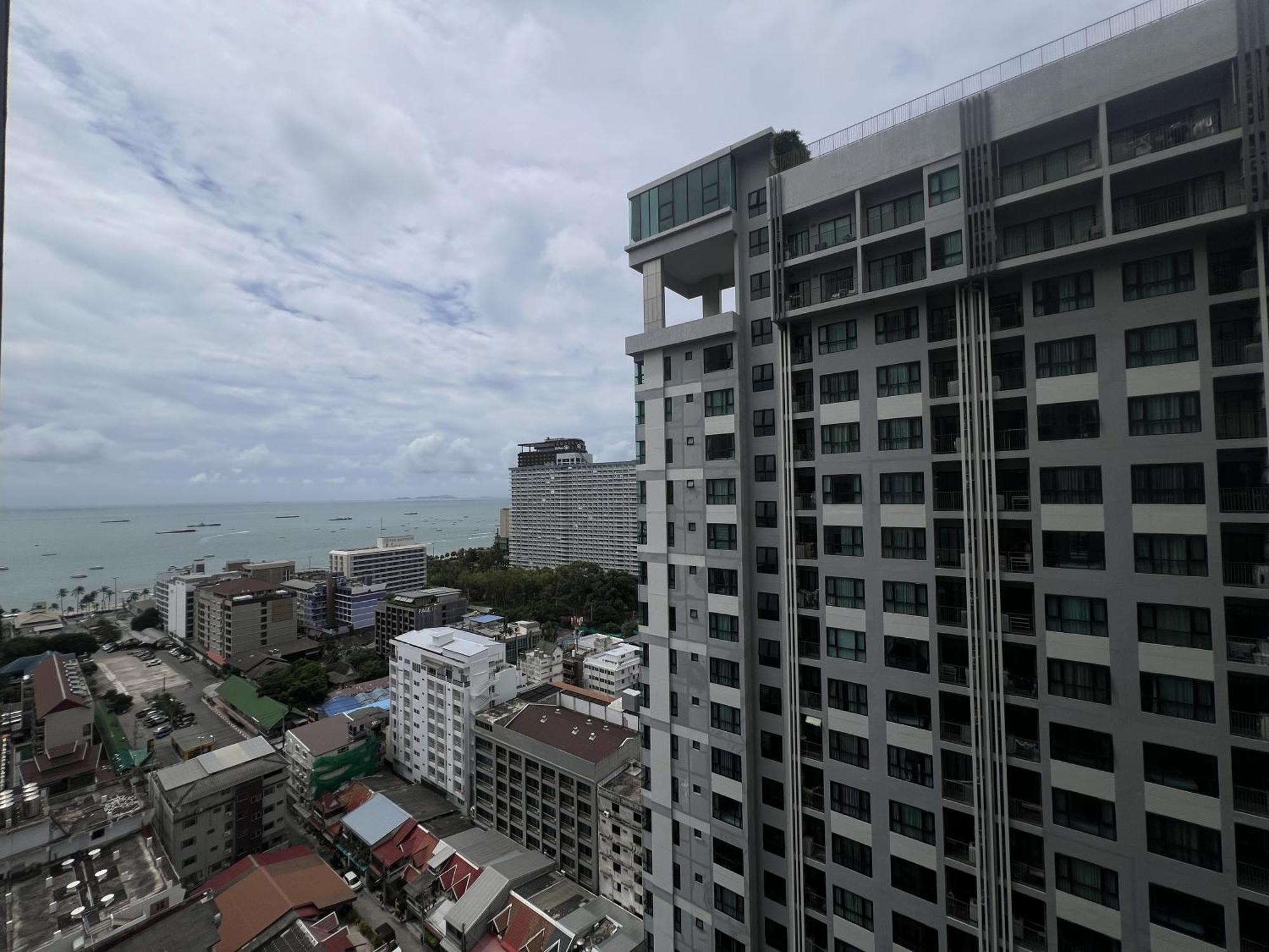 The Base Central Pattaya By Mickey Esterno foto