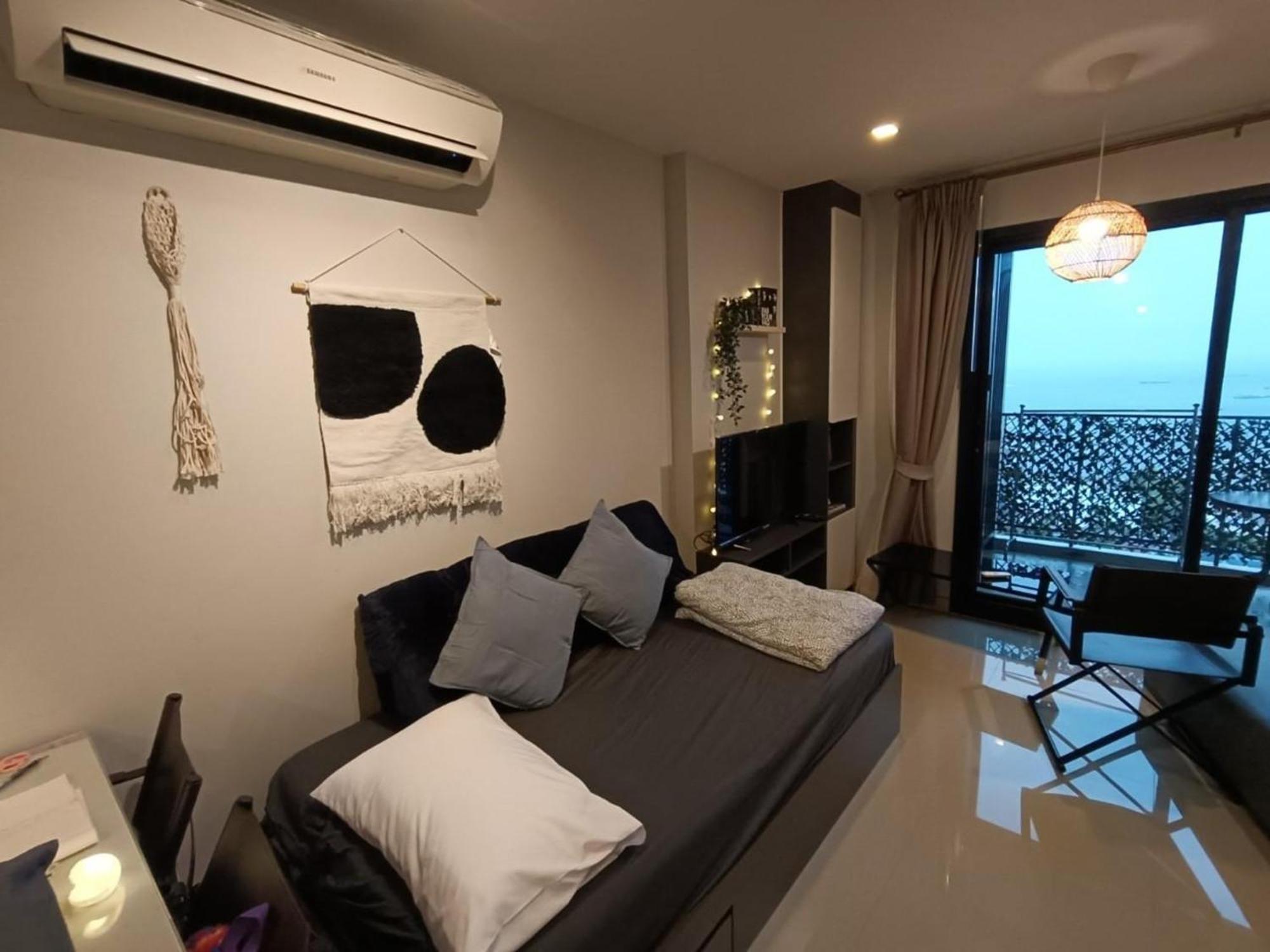The Base Central Pattaya By Mickey Esterno foto