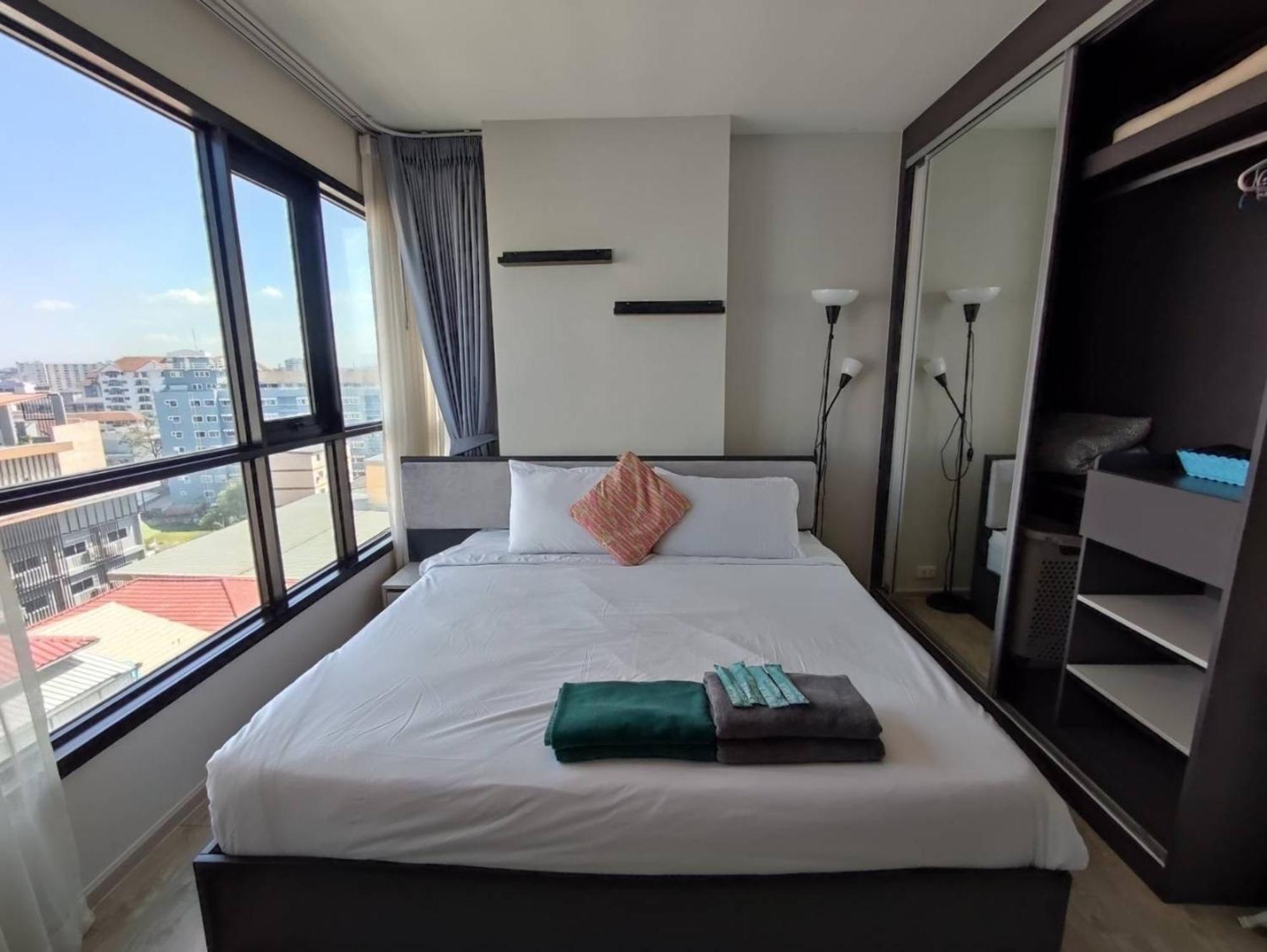 The Base Central Pattaya By Mickey Esterno foto