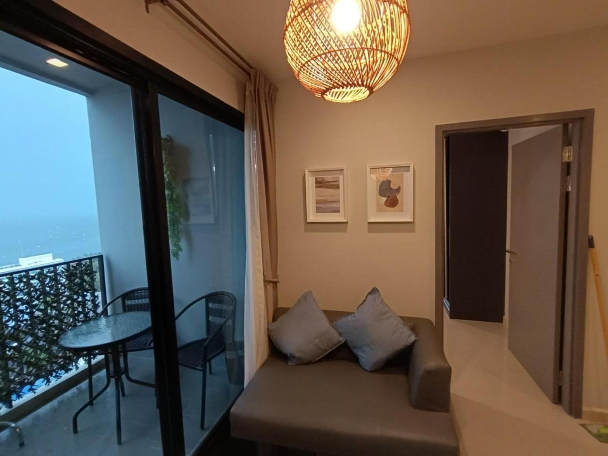 The Base Central Pattaya By Mickey Esterno foto