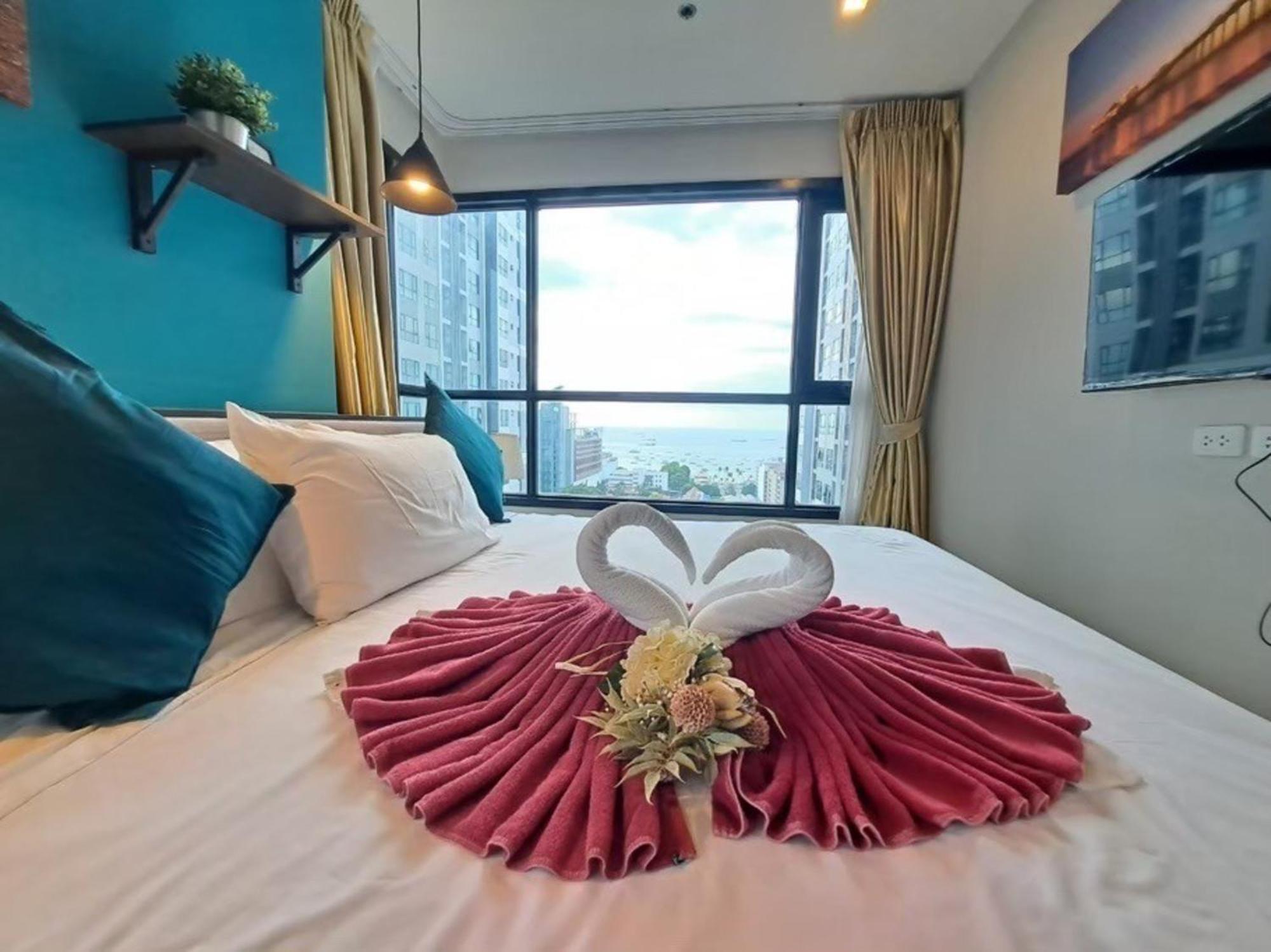 The Base Central Pattaya By Mickey Esterno foto