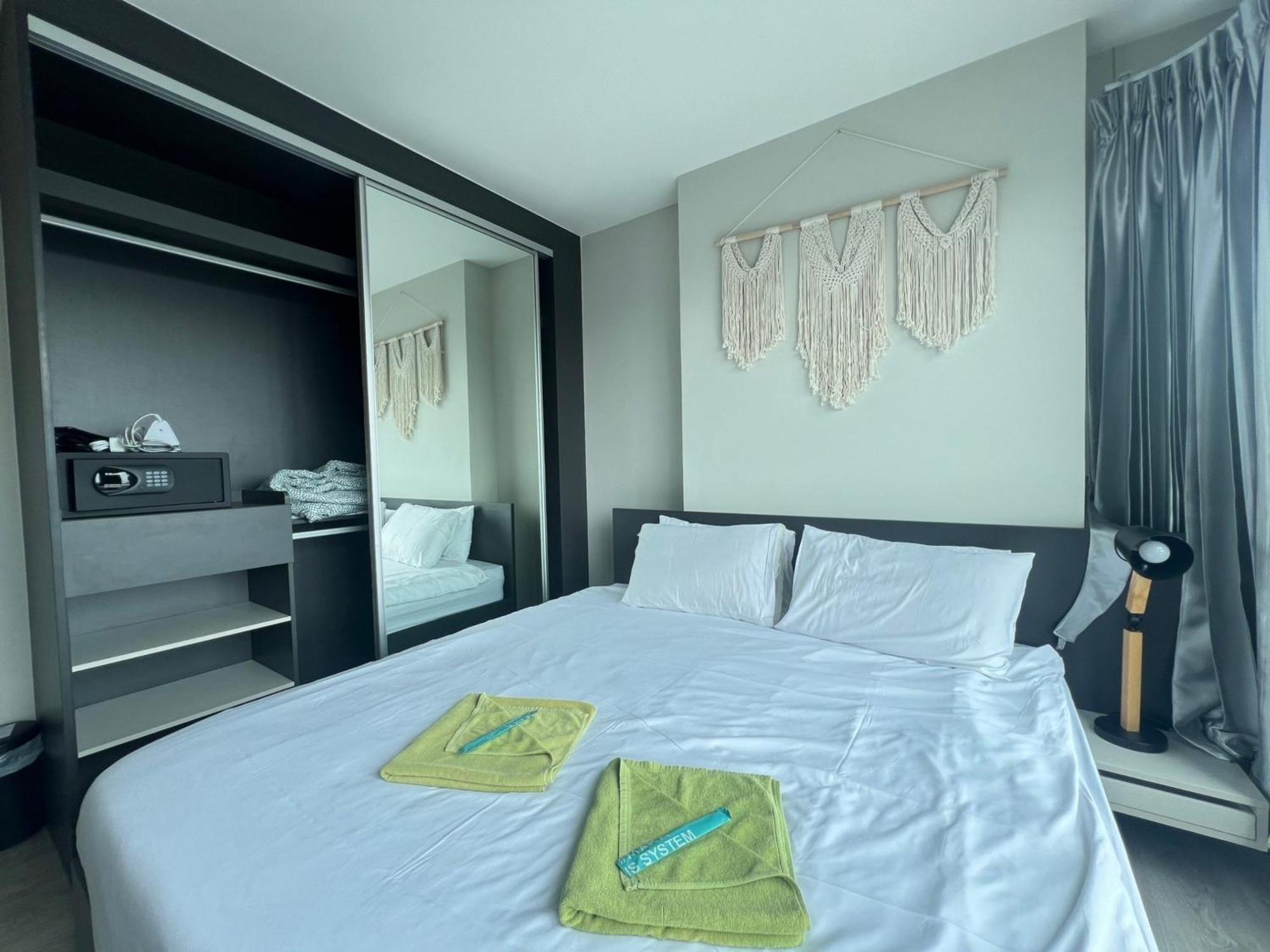 The Base Central Pattaya By Mickey Esterno foto