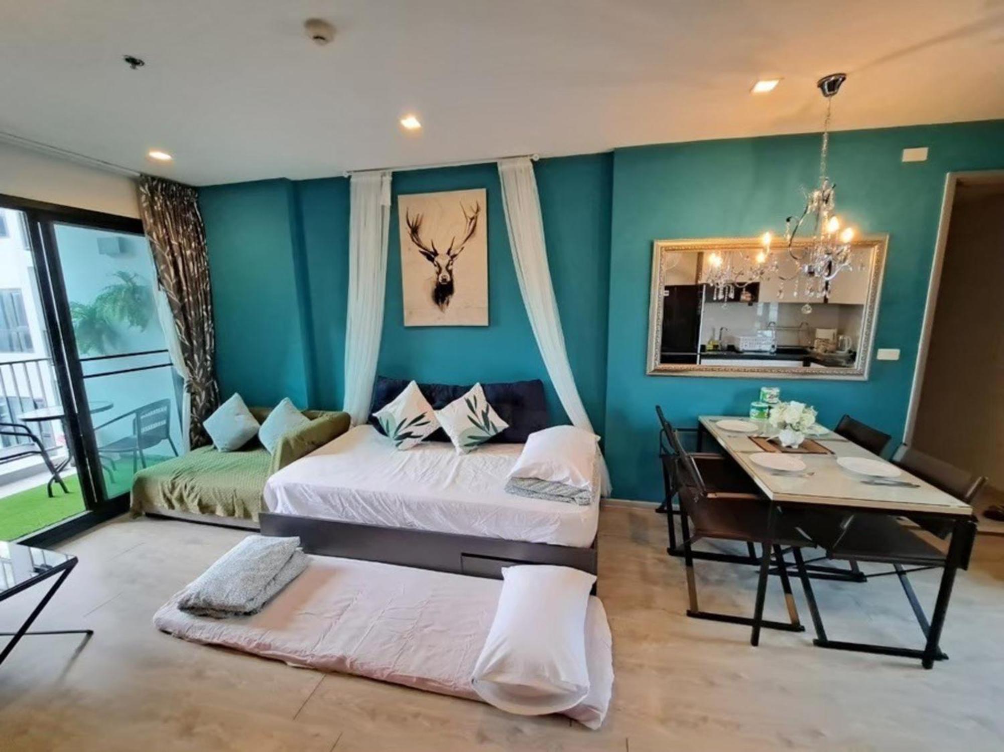 The Base Central Pattaya By Mickey Esterno foto