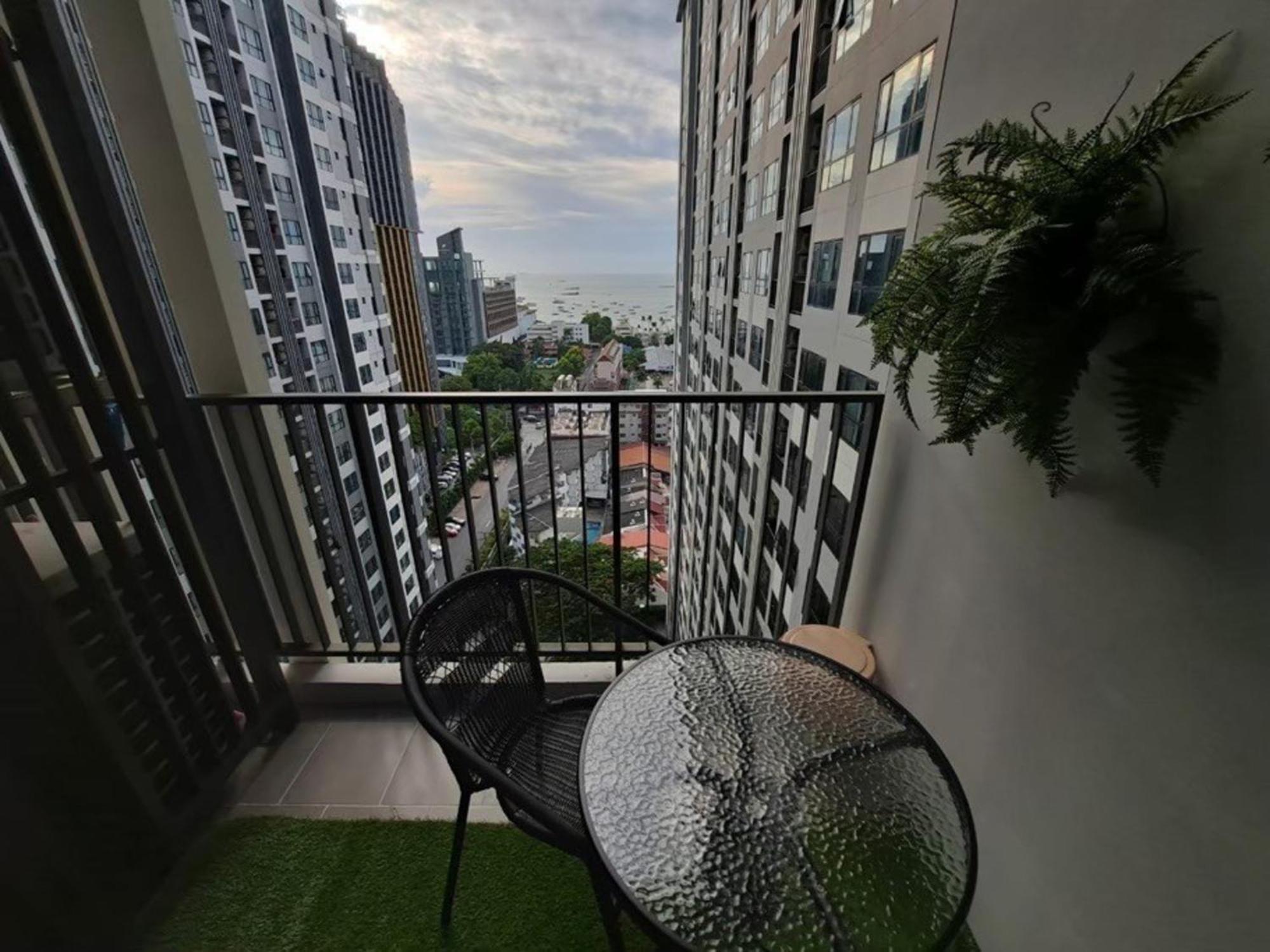 The Base Central Pattaya By Mickey Esterno foto