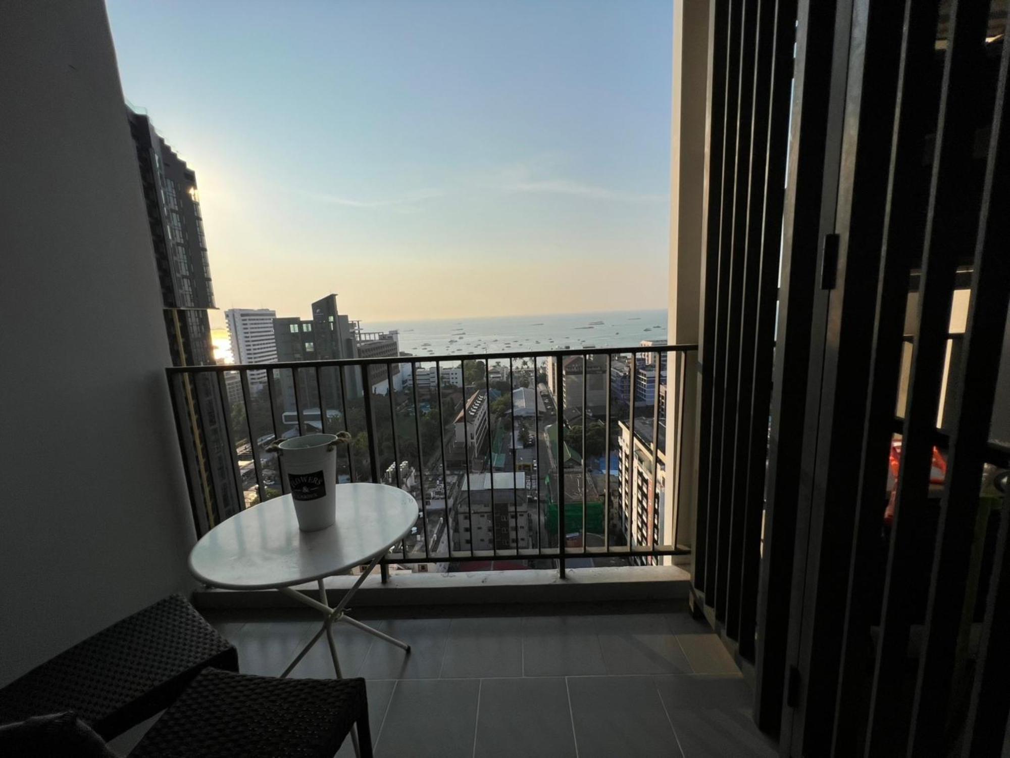 The Base Central Pattaya By Mickey Esterno foto