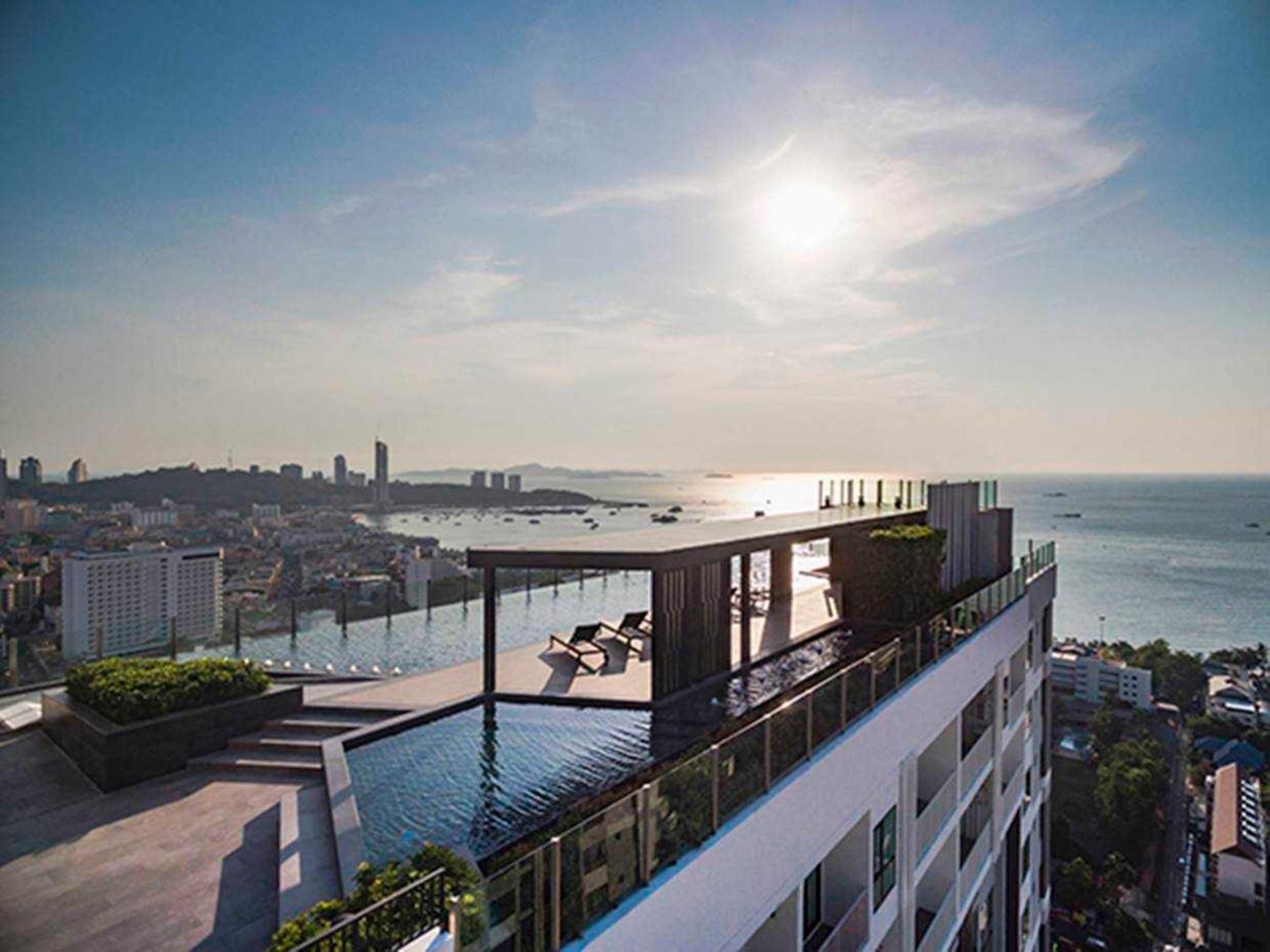 The Base Central Pattaya By Mickey Esterno foto