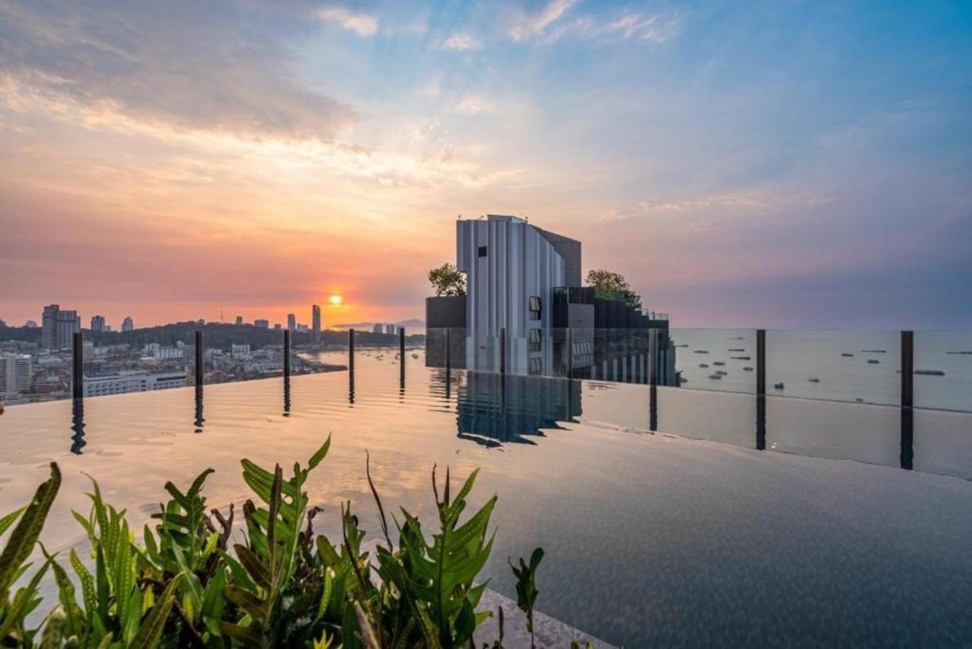 The Base Central Pattaya By Mickey Esterno foto