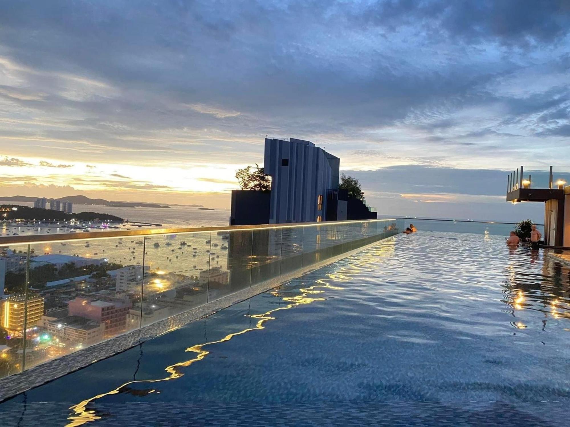 The Base Central Pattaya By Mickey Esterno foto