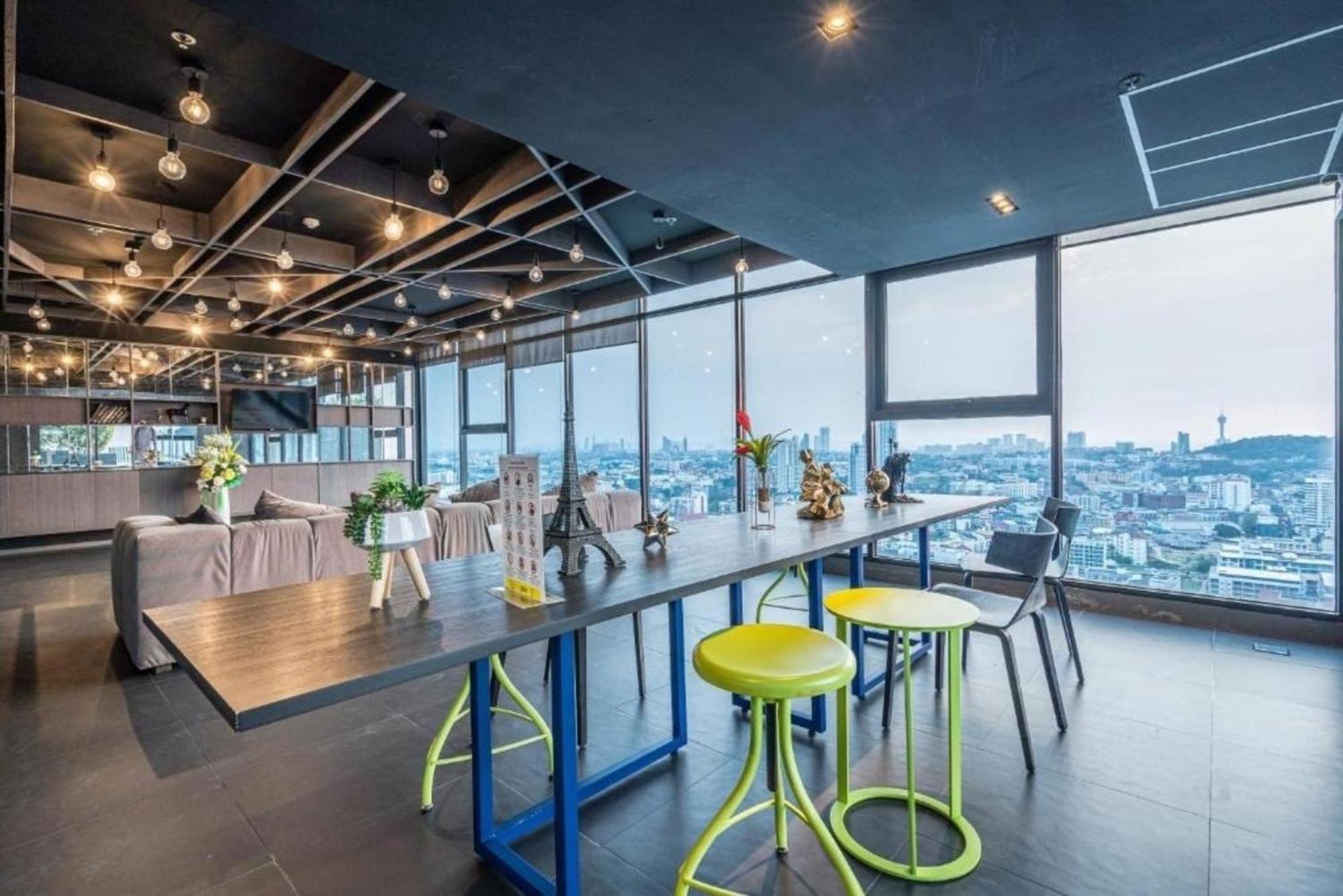 The Base Central Pattaya By Mickey Esterno foto
