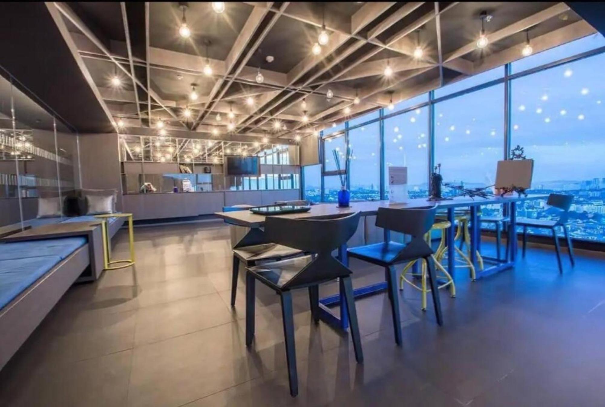 The Base Central Pattaya By Mickey Esterno foto