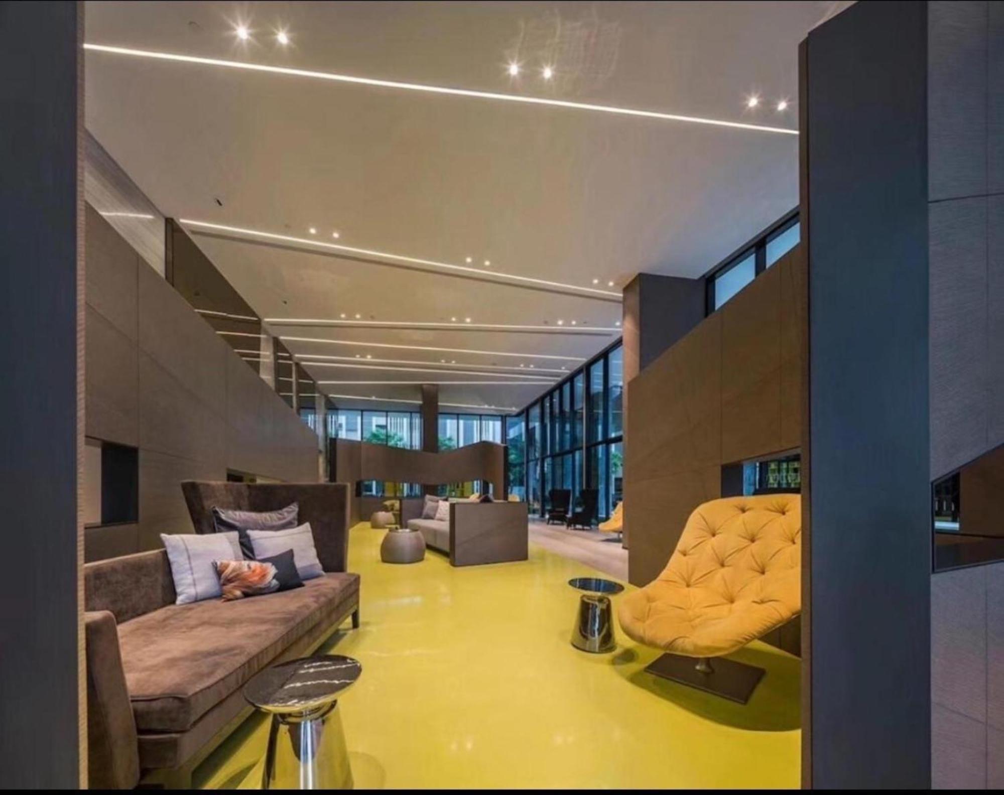 The Base Central Pattaya By Mickey Esterno foto